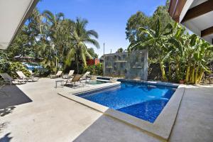 Bazén v ubytování Playa Potrero - beachfront Villa, big private pool - Casa Bella Catalina nebo v jeho okolí