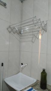 baño con dispensador de papel higiénico en la pared en Hospedaria Ilhéus 03, en Ilhéus