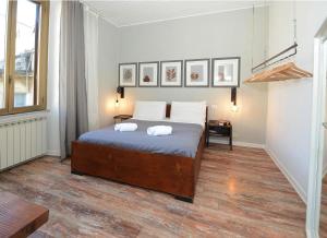 ein Schlafzimmer mit einem Bett mit zwei Handtüchern darauf in der Unterkunft Natale del Grande 21 Stylish Apartment in Rom