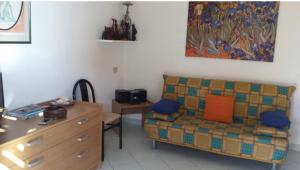 una sala de estar con un sofá y una mesa en Appartamento a 200MT da "La Pelosa", en Stintino