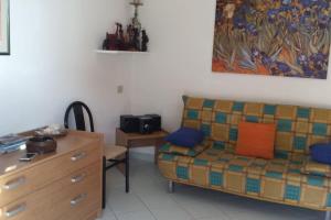 una sala de estar con un sofá y una mesa en Appartamento a 200MT da "La Pelosa", en Stintino 18 fotos más