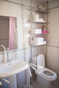 La salle de bains est pourvue de toilettes blanches et d'un lavabo. dans l'établissement Appartment Kristal Mar II, à Moraira