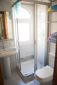 La salle de bains est pourvue d'une douche, de toilettes et d'un lavabo. dans l'établissement Appartment Kristal Mar II, à Moraira
