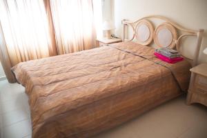 1 dormitorio con 1 cama grande y cabecero grande en Appartment Kristal Mar II, en Moraira