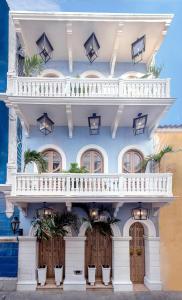 een gebouw met een balkon erboven bij Sol de Alba Hotel Boutique in Cartagena