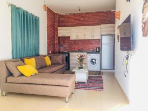 uma sala de estar com um sofá e uma cozinha em Dahab Hills Chalet em Dahab