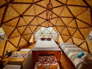 una habitación con sofá y mesa en una yurta en Aldebarán Farming & Glamping en Duitama