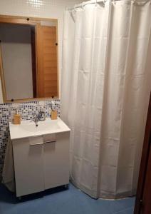 a bathroom with a shower curtain and a sink at Acogedor Apartamento Ocaña in Ocaña