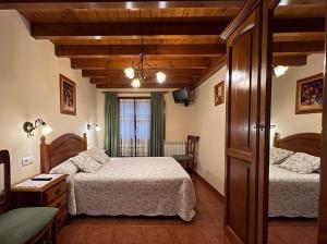 a bedroom with two beds and a window at El Jornu in Dego