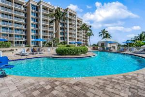ein Swimmingpool vor einem Ferienresort in der Unterkunft Marco Beach Ocean Resort 801 in Marco Island
