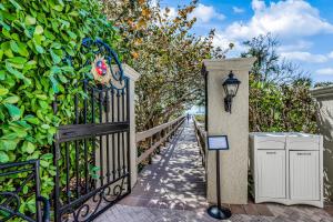 ein Tor mit einer Lampe neben einem Gehweg in der Unterkunft Marco Beach Ocean Resort 801 in Marco Island