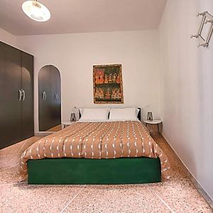 um quarto com uma cama e um quadro na parede em Rooms in Chiassetto em Pisa