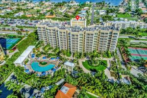 una vista aérea de un hotel con un complejo en Marco Beach Ocean Resort 614, en Marco Island