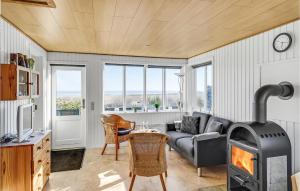 森讷比2 Bedroom Beautiful Home In Rømø的带沙发和木炉的客厅