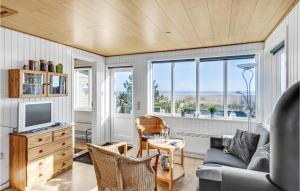 een woonkamer met een bank en een tv bij Beach Front Home In Rm With Wifi in Sønderby