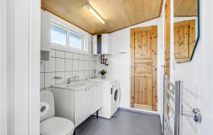 2 Bedroom Beautiful Home In Rømø的一间浴室