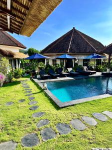 - une piscine dans l'arrière-cour d'une villa dans l'établissement Asri Villas Bingin, à Uluwatu
