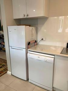 uma cozinha com um frigorífico branco e uma máquina de lavar louça em Kiama Tea House em Bicheno