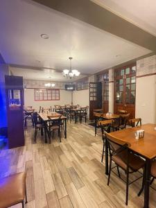 a dining room with wooden tables and chairs at Hotel Paraiso Real Plus in Mineral del Monte