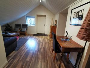 ein Wohnzimmer mit einem Tisch und einem Sofa in der Unterkunft Tofta Konstgalleri-Hel Lägenhet 70kvm in Varberg