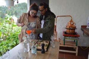 a man and a woman standing in front of a table at Aldebarán Farming & Glamping in Duitama