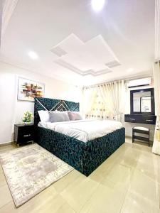um quarto com uma cama grande num quarto em Blaze by Treston Grand Apartment, Maitama em Abuja