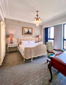 - une chambre avec un grand lit et une chaise dans l'établissement No. 6 Baowanglai Hotel, à Caotun