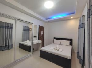 Postel nebo postele na pokoji v ubytování Livewire Planet Suites