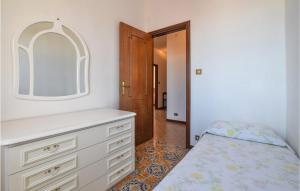 1 dormitorio con tocador blanco y espejo en Beautiful Apartment In Montepaone With 3 Bedrooms, en Montepaone