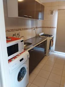 a kitchen with a washing machine and a sink at AzulTDF C in Ushuaia