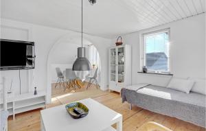 un soggiorno bianco con letto e tavolo di Beautiful Apartment In Hirtshals With Kitchen a Hirtshals