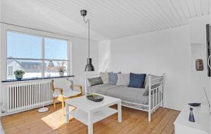 Posezení v ubytování 1 Bedroom Lovely Apartment In Hirtshals