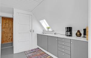 Kuchyň nebo kuchyňský kout v ubytování 1 Bedroom Lovely Apartment In Hirtshals