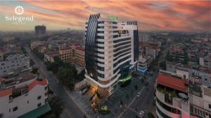 una representación de un alto edificio blanco en una ciudad en Selegend Hotel Thái Bình, en Thái Bình