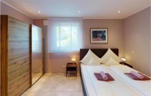 1 dormitorio con 1 cama con 2 almohadas en Nice Apartment In Burgen With House Sea View, en Burgen
