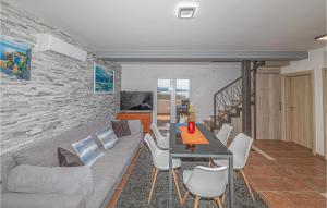 Χώρος καθιστικού στο 5 Bedroom Amazing Home In Drvenik Mali