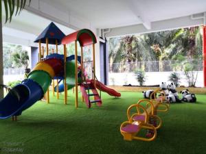 un parco giochi con scivolo su un prato verde di [FREE WI-FI]Travelers Homestay Sitiawan[6~10Pax]The Venus Apartment a Sitiawan