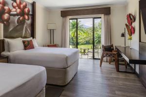 ein Hotelzimmer mit einem Bett und einem Schreibtisch mit einem Schreibtisch in der Unterkunft Costa Rica Marriott Hotel Hacienda Belen in San José