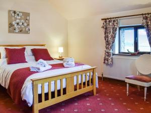 1 dormitorio con 1 cama grande y toallas. en Priory Barn en Burscough