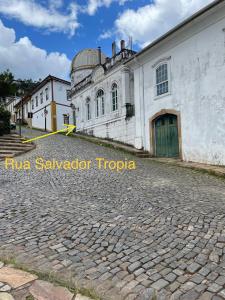 a cobblestone street in front of a building at Casa charmosa no Centro Histórico com garagem in Ouro Preto