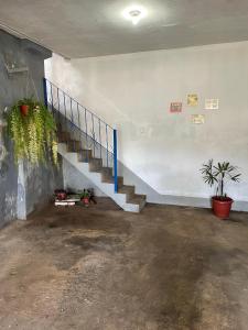 an empty room with a staircase in a building at Casa charmosa no Centro Histórico com garagem in Ouro Preto