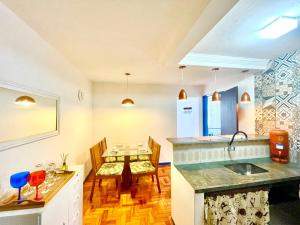 a kitchen with a table and a dining room at Casa charmosa no Centro Histórico com garagem in Ouro Preto