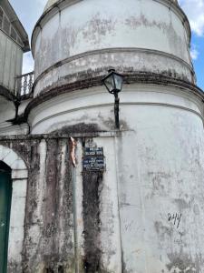a light on the side of a building at Casa charmosa no Centro Histórico com garagem in Ouro Preto