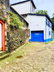 a building with a blue and white garage at Casa charmosa no Centro Histórico com garagem in Ouro Preto