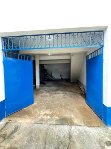 an empty room with blue doors and a staircase at Casa charmosa no Centro Histórico com garagem in Ouro Preto