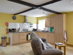 A kitchen or kitchenette at Snowdrop Cottage