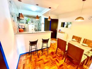 a kitchen and dining room with a table and chairs at Casa charmosa no Centro Histórico com garagem in Ouro Preto