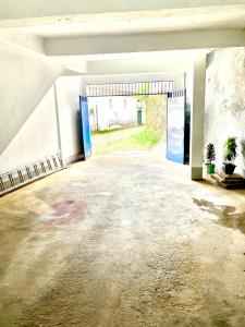 an empty room with blue doors in a building at Casa charmosa no Centro Histórico com garagem in Ouro Preto