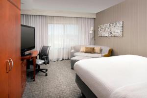 TV a/nebo společenská místnost v ubytování Courtyard by Marriott Lufkin