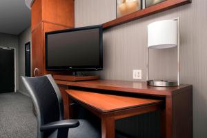 TV a/nebo společenská místnost v ubytování Courtyard by Marriott Lufkin